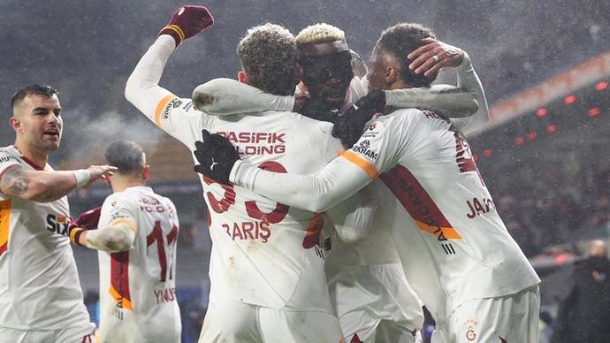 Başakşehir 1 - Galatasaray 2... Sarı kırmızılılar hakem rezaletininde yaşandığı maçta müthiş bir 3 puan aldı! Maçı nasıl buldunuz?