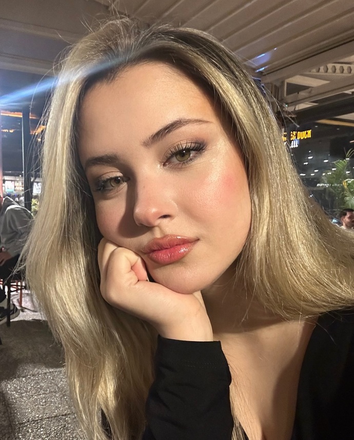 Bu kadın fenomen güzel mi?