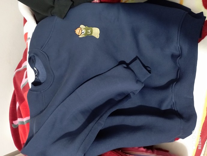 Koyu mavi dar bir kot pantolonla bunların hangisi güzel olur?