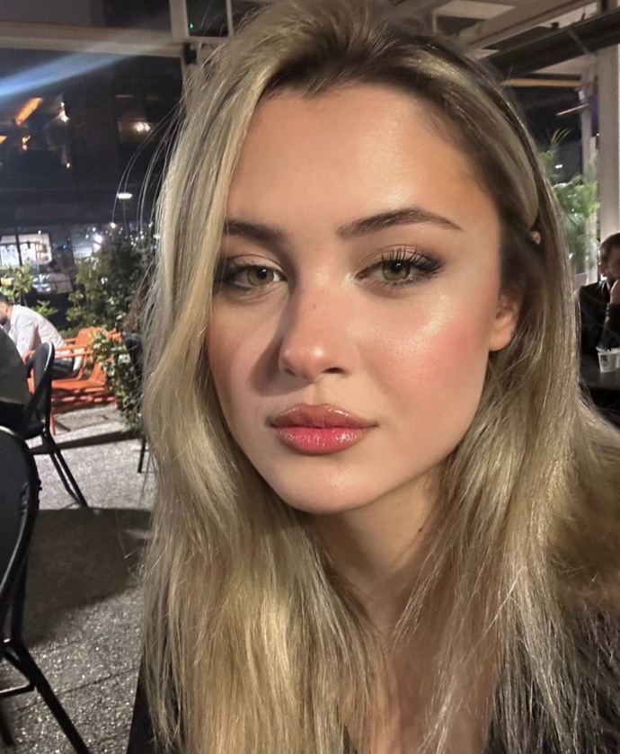Erkekler, Sizce bu kadın fenomen baya güzel mi okadarda değil mi?