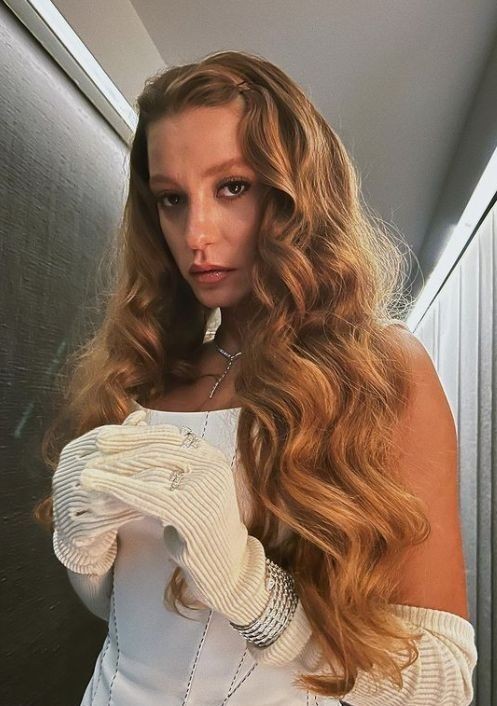Serenay Sarıkaya güzellik konusunda çok fazla abartılmıyor mu sizce?