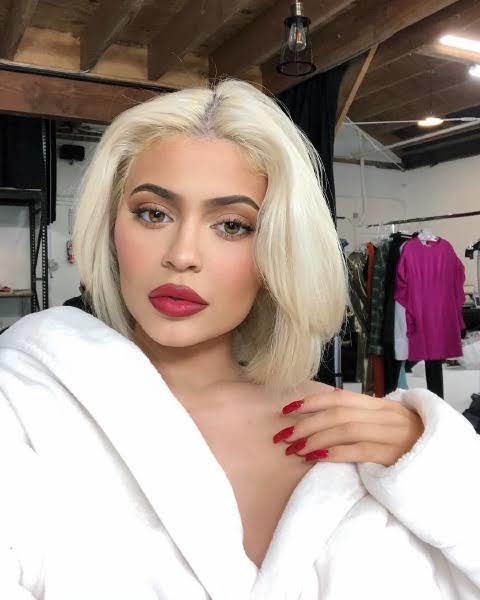 Kylie Jenner sarı saçı taşıyabilmiş mi sizce?