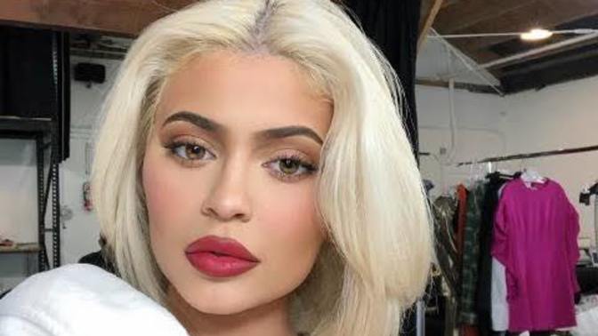 Kylie Jenner sarı saçı taşıyabilmiş mi sizce?