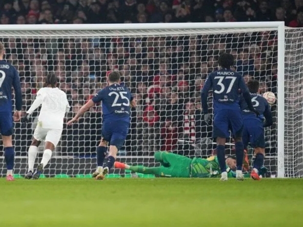 Manchester Unitedın Arsenal karşısında penaltı kurtarışlarını gerçekleştiren Altay Bayındır sadece maçın kahramanı mıydı sizce?