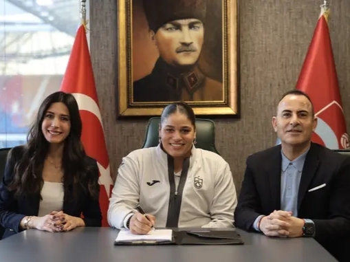 Milli şampiyon boksör Havva Kethüda Trabzonspor ile anlaşma sağladı. Kadın boksörlerin maçlarını izler misiniz?