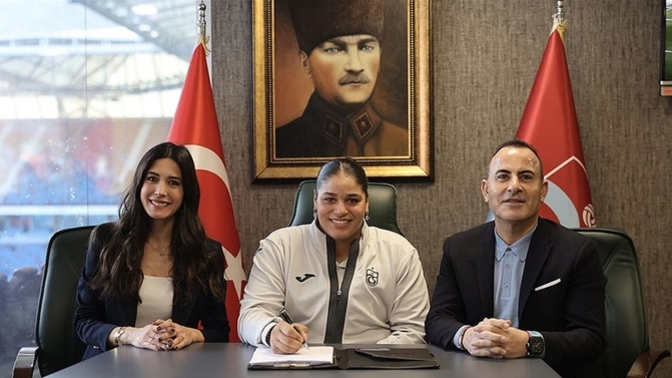 Milli şampiyon boksör Havva Kethüda Trabzonspor ile anlaşma sağladı. Kadın boksörlerin maçlarını izler misiniz?