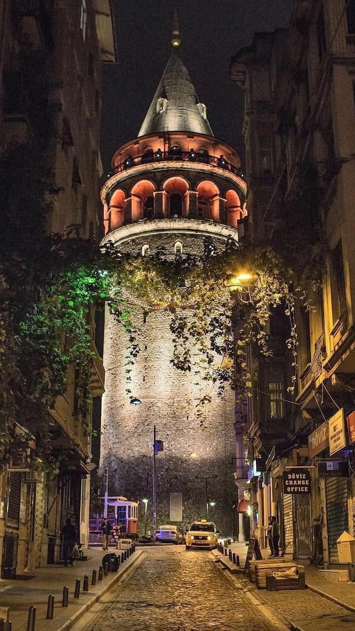 İş geregi istanbuldayim Şu an  bana burada gezilecek yerleri önerirmisiniz?