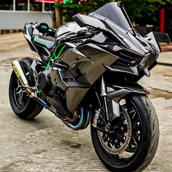 Kawasaki Ninja H2ryi geçebilecek bir araba var mı?