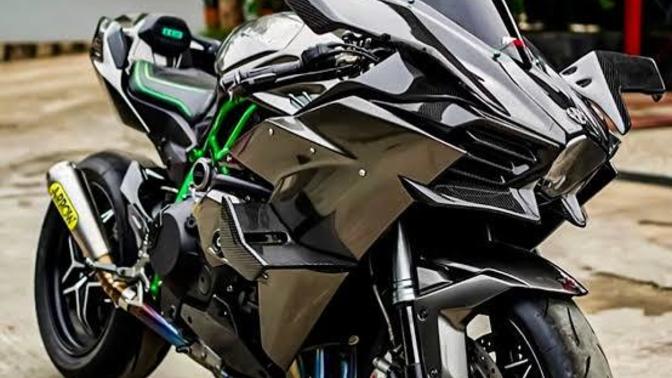 Kawasaki Ninja H2r'yi geçebilecek bir araba var mı?