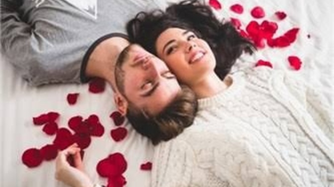Evli çiftlerin evde ayrı odalarının olması ve istedikleri zaman kendi odalarında kalmaları evliliği besler mi yoksa zayıflatır mı?