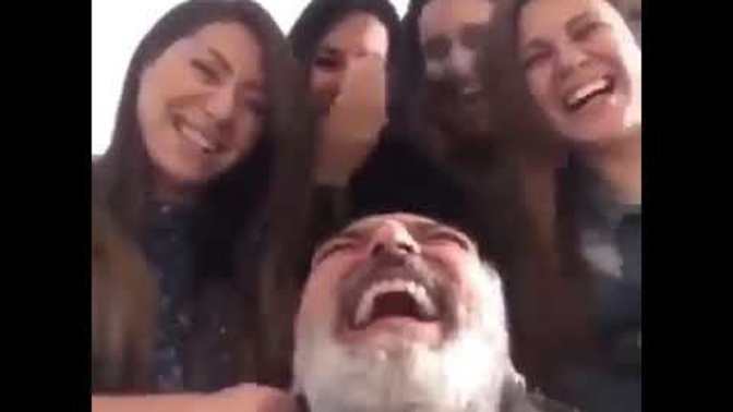 Mesaiye kalan arkadaşa bu videoyu atmak ecele mi susamaktır?