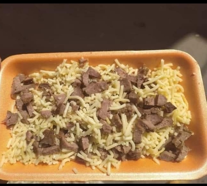Apartmanda bi kadın kediler yesin diye koymuş, bayağıdır boğazımdan et geçmedi bunu alıp yesem bişey olur mu?🤭🤭🤭?