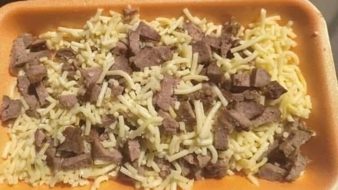 Apartmanda bi kadın kediler yesin diye koymuş, bayağıdır boğazımdan et geçmedi bunu alıp yesem bişey olur mu?🤭🤭🤭?