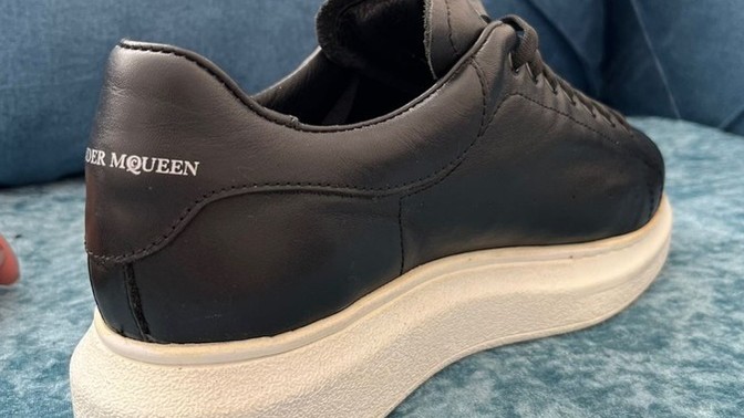 Bu ayakkabı orjinal mi acil lutfen bakın Alexander McQueen?