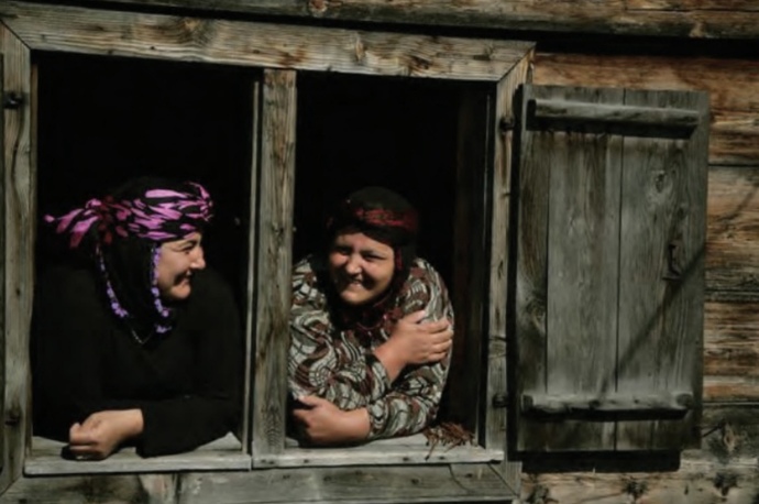 Kapıda kalmış komşunuzu eve alır mısınız?