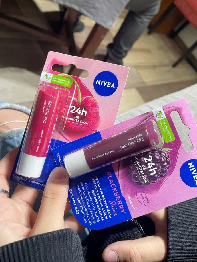 Nivea dudak nemlendiricide böğürtlenli olan mı daha güzel çilekli olan mı?