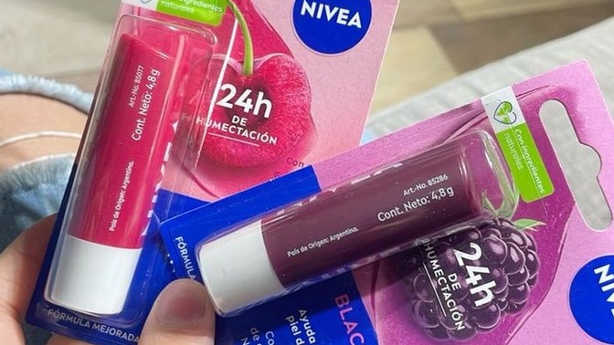 Nivea dudak nemlendiricide böğürtlenli olan mı daha güzel çilekli olan mı?