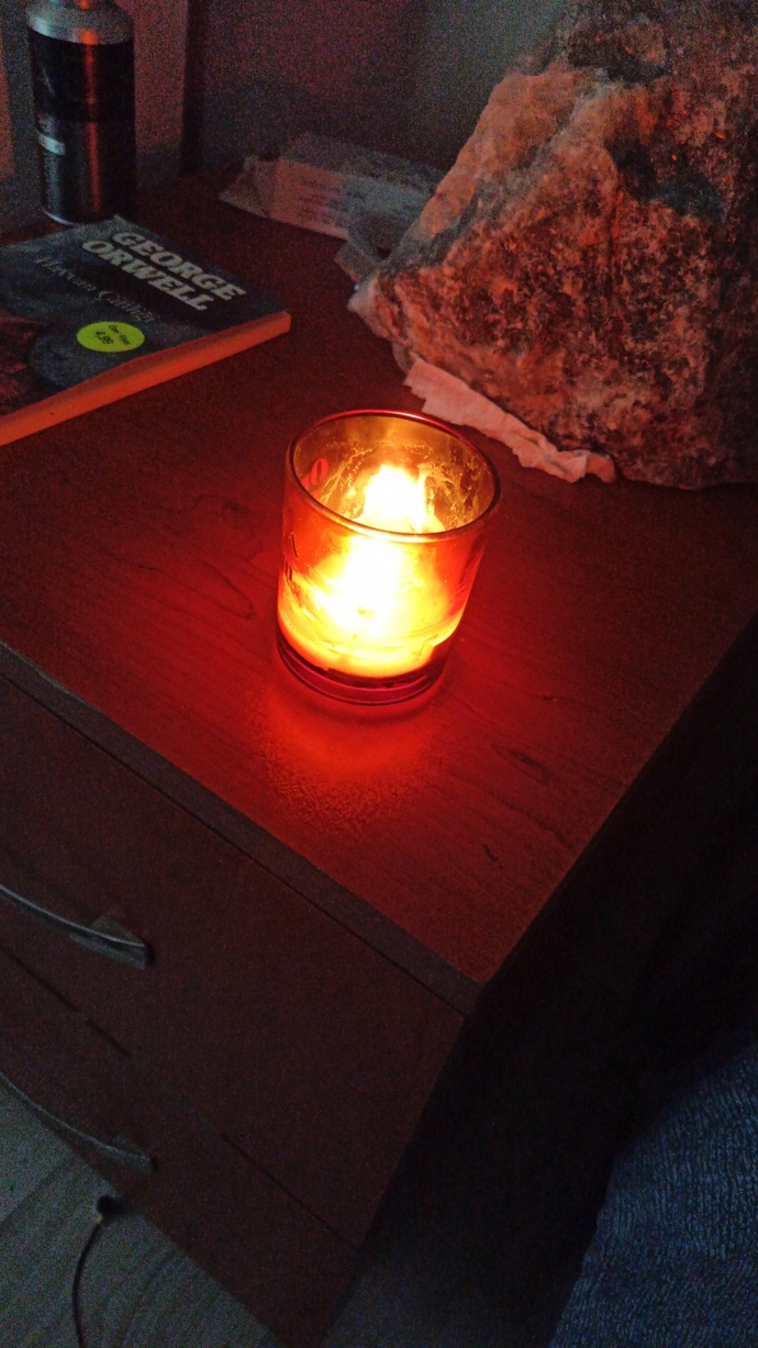 Karanlıkta mum yakmak sana da huzur veriyor mu?