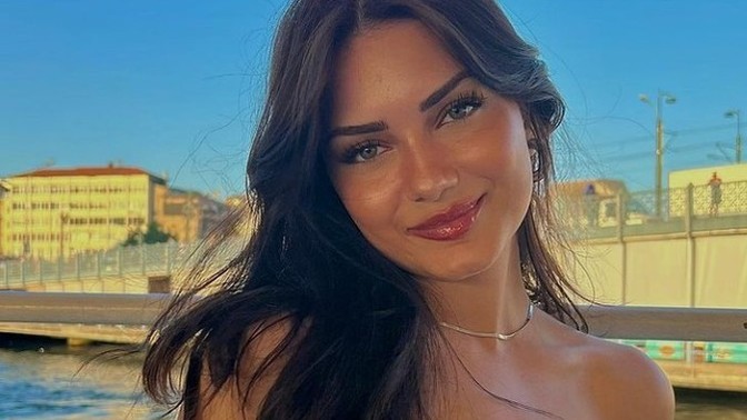 1 ay boyunca bu kızla vakit geçirmen gerekiyor. Hangisi?