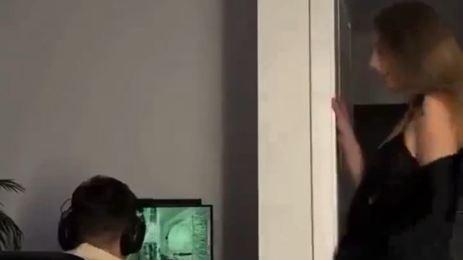 Bu şekil odaya gelsem cidden kapıyı kapatıp oyuna devam mı edersiniz erkekler?