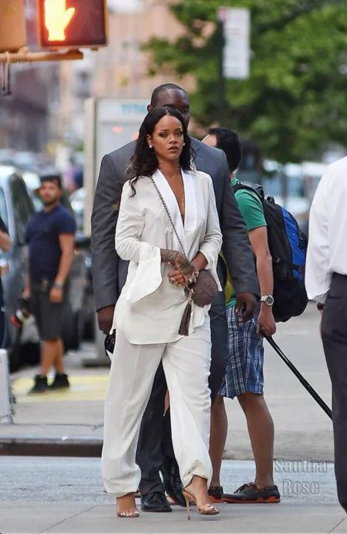 Kadını daha dişi gösteren şey dolgun göğüsler midir yoksa dolgun kalçalar mı?