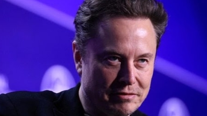 Elon Musk dev futbol takımı Liverpool 'u satın alırsa takımın hakemi veya teknik adamı yapay zekâ veya insansı robot olabilir mi?
