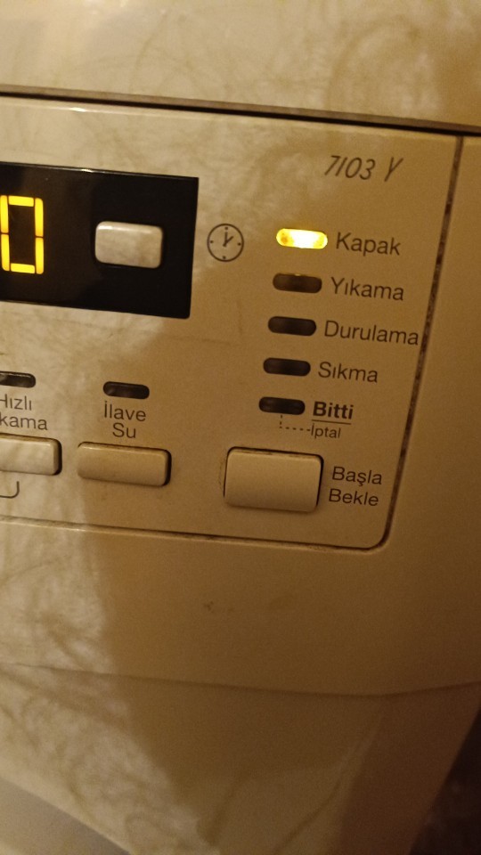 Çamaşır makinam bozuldu anlayanlar var mi?