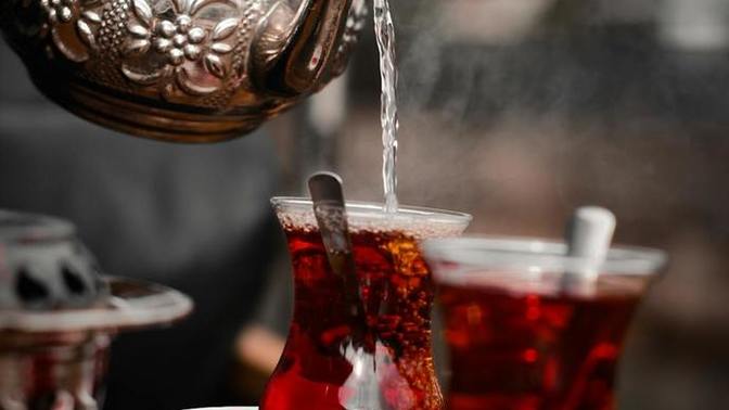 Çay makinesi mi, demlik mi daha güzel çay demliyor?