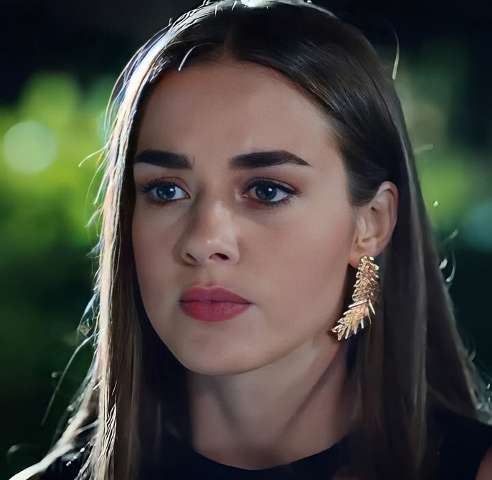Bensu Soral mı daha güzel, Serenay Sarıkaya mı?