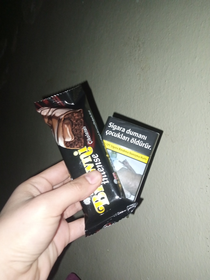 Kim size gece gece çikolata alıp getirir?