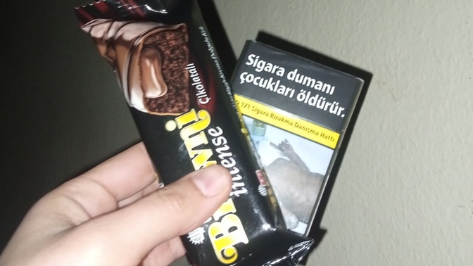 Kim size gece gece çikolata alıp getirir?