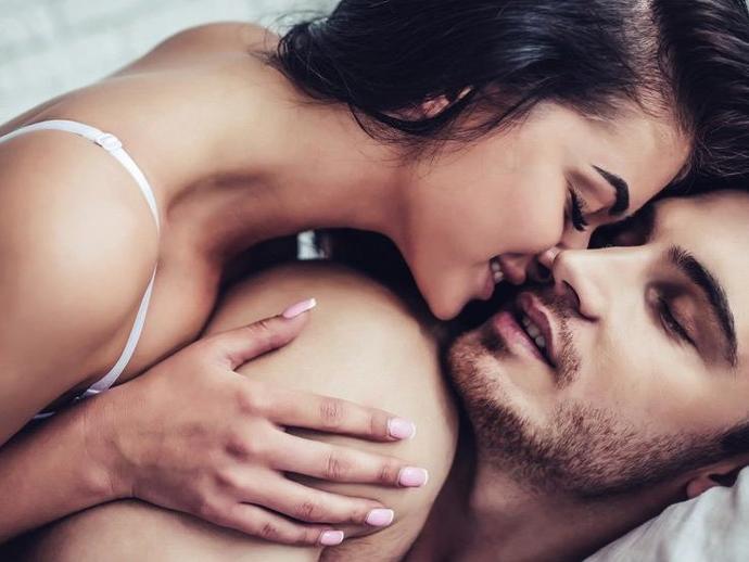 Seks yaparken iltifat eden partner aşık mıdır, romantik midir?