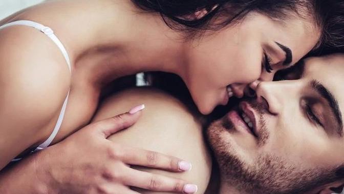 Seks yaparken iltifat eden partner aşık mıdır, romantik midir?
