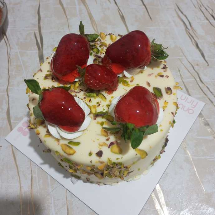 Ekmek yoksa pasta ile karın doyar mı?