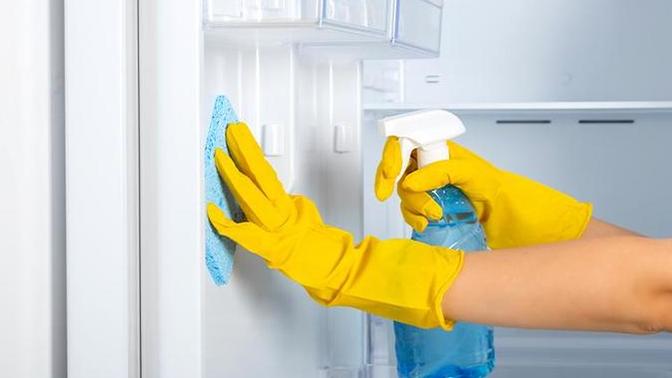 Buzdolabındaki inatçı kokuları gidermek için pratik bir çözüm var mı?