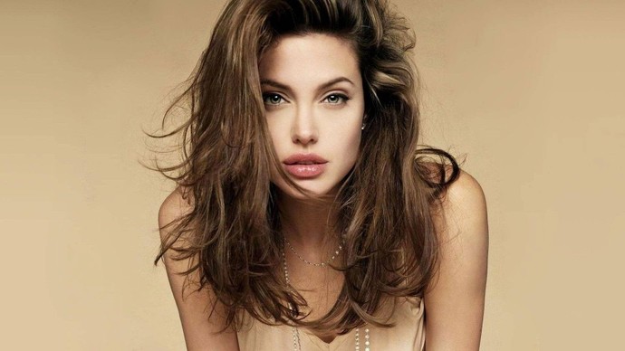 Angelina Jolie mi Adriana Lima mı?