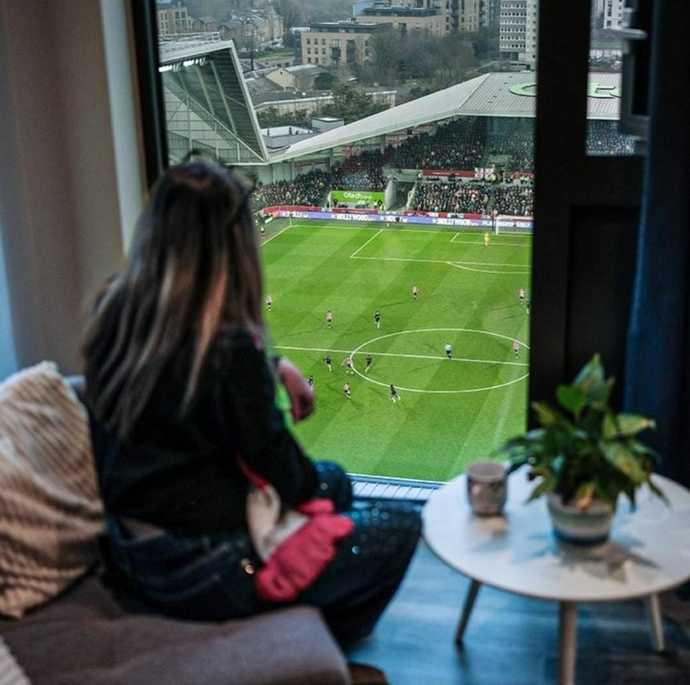 Bir taraftar, Brentford-Liverpool maçını evinin salonundan takip etti.