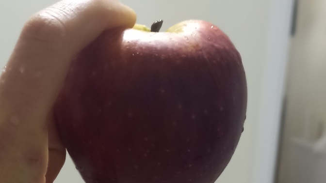 Kırmızı elma buldum? Yesem mi?