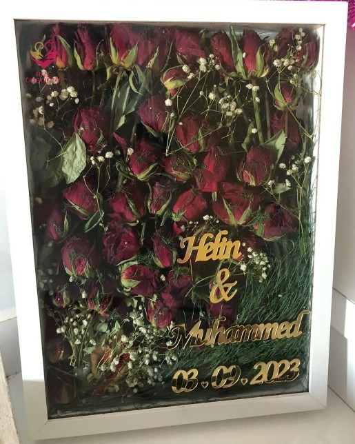 Kızlar gülleri bu şekilde tabloda saklayıp böceklenen var mı?
