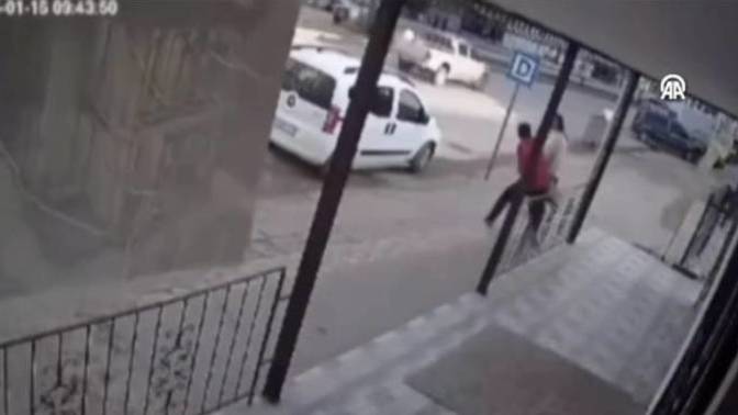 Kaldırımda yürüyen kadına yumruk attı, yoluna devam etti! Ne düşünüyorsunuz?