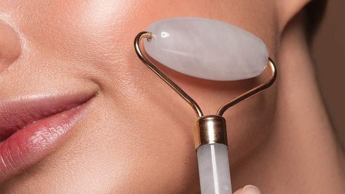 Yüzü için jade roller kullanan var mı? Yardım eder misiniz?