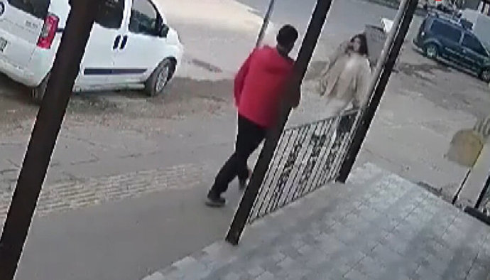 Kahramanmaraşta kaldırımda yürüyen kadına yumruk atan kişi tutuklandı. Bu maganda ya ne demek istersin?