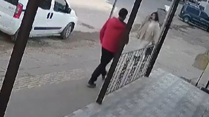 Kahramanmaraş'ta kaldırımda yürüyen kadına yumruk atan kişi tutuklandı. Bu maganda ya ne demek istersin?