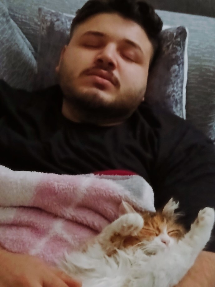 Bu şapşiğe her şey nasıl yakışabiliyor?