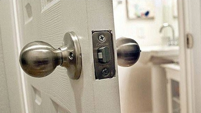 Banyo yaparken banyonun kapısını kilitler misiniz?