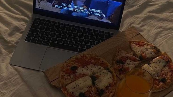 Yemek yerken bir şeyler izleme alışkanlığınız var mı?