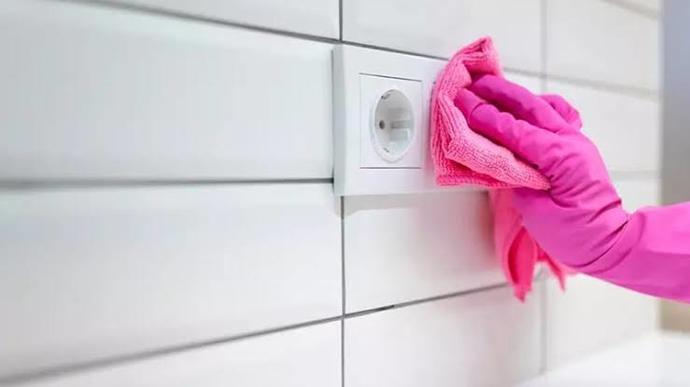 Elektrik prizlerinin çevresi nasıl güvenli bir şekilde temizlenir?