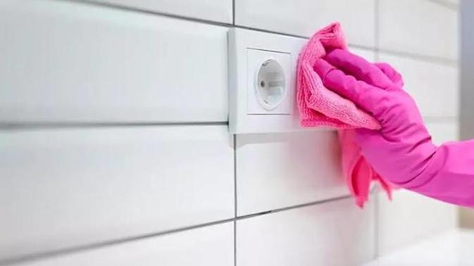 Elektrik prizlerinin çevresi nasıl güvenli bir şekilde temizlenir?