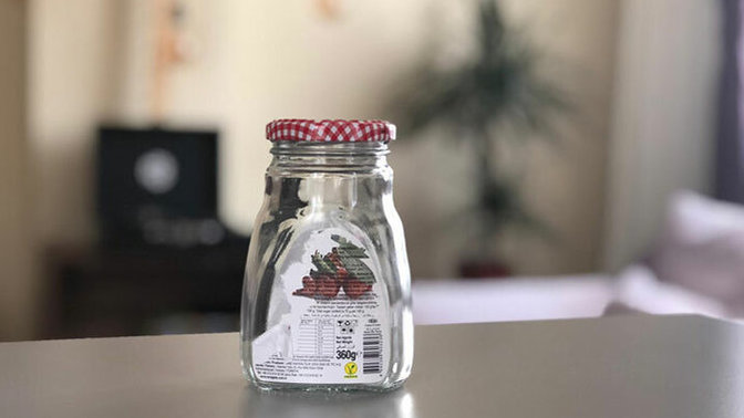 Cam kavanozların üzerindeki yapışkan etiketleri çıkarmak için en kolay yöntem nedir?