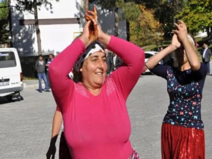 Önce zillere tek tek bastı, sonra göbek attı! Sizin de zilinize basıp kaçan oluyor mu?